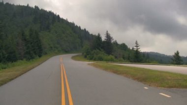 Fırtınalı Bulutlar Blue Ridge Parkway üzerinde hareket ederken Güneş Kapsayan. Batı Kuzey Carolina'da Asheville ve Waynesville arasında yakalandı.