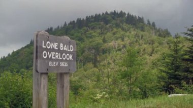 Batı Kuzey Carolina Asheville ve Waynesville arasında Blue Ridge Parkway üzerinde 5635 metre yükseklikte Lone Bald Overlook Tabela.