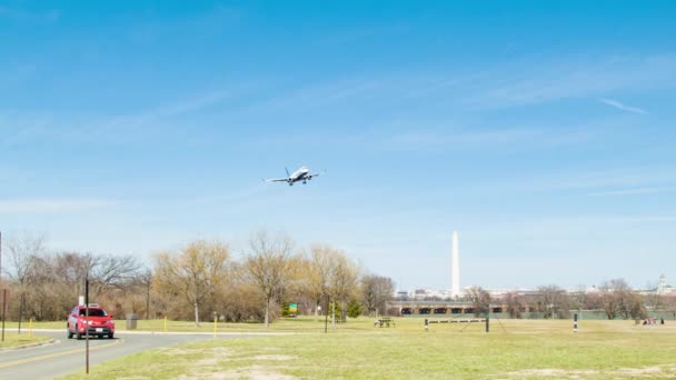 ジェットブルーエンブラエル190旅客機は ロナルドレーガン国立空港Dcaでの最終アプローチでワシントンDcのグレイブリーポイントパーク上空を飛ぶ — ストック動画