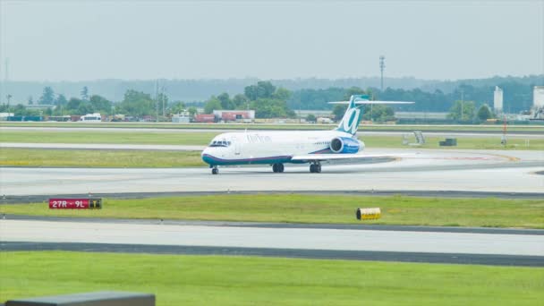 エアトランボーイング717 200ジェット旅客機のアトランタでのクローズアップ滑走路間の追いかけ — ストック動画