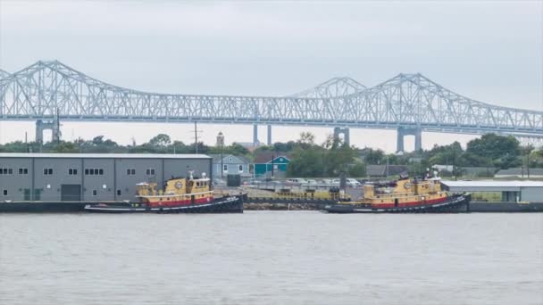 New Orleans Louisiana Bogserbåtar Förtöjd Mississippifloden Med Bro Bakgrunden — Stockvideo