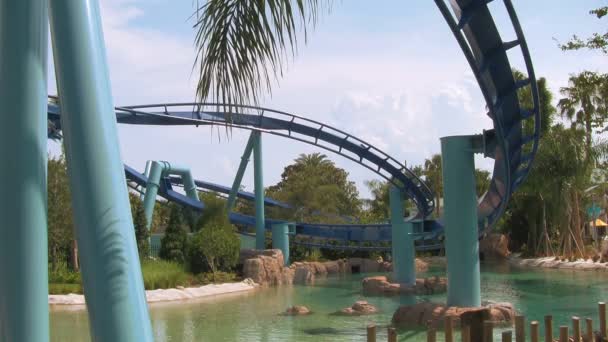 Manta Flying Rollercoaster Rond Een Snelle Bocht Buurt Van Water — Stockvideo