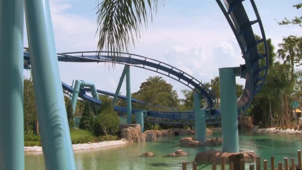 Manta Repülő Rollercoaster Going Gyors Bend Víz Közelében Sound Sikoltozó — Stock videók