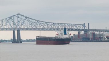 New Orleans Louisiana'da Mississippi Nehri üzerinde Genel İşaretsiz Petrol Freighter Gemi Yelken