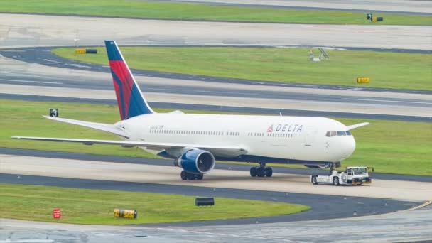 Boeing 767 Delta Airlines Remolcado Taxiway Atlanta Aeropuerto Internacional Atl — Vídeo de stock