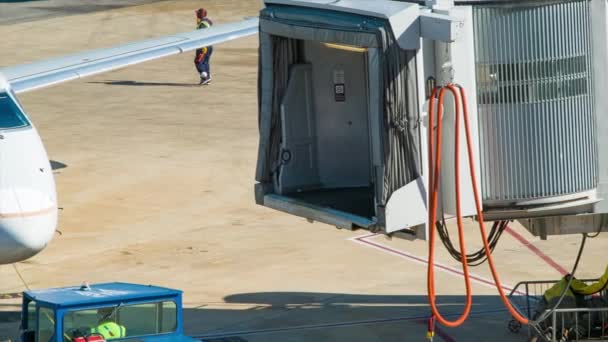 ワシントンDcのレーガン国立空港Dcaでアメリカンイーグル旅客機クローズアップパンニングへのジェットウェイ — ストック動画