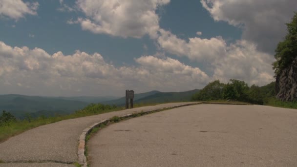 Suv Stannar Vid Förbise Blue Ridge Parkway Mellan Asheville Och — Stockvideo