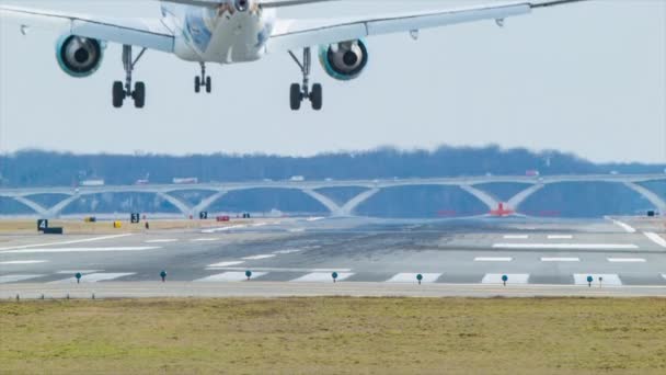 ワシントンDcのロナルド レーガン国立空港Dcaで後方から見た一般的な旅客機クローズアップタイヤスモークランディング — ストック動画