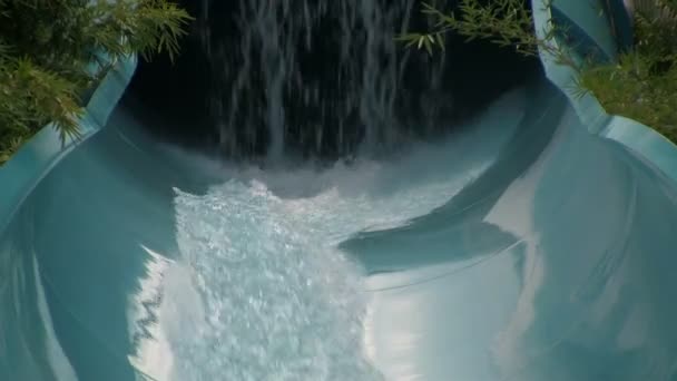 奥兰多水上公园一个无法辨认的人加速滑下水滑梯的动作镜头 — 图库视频影像
