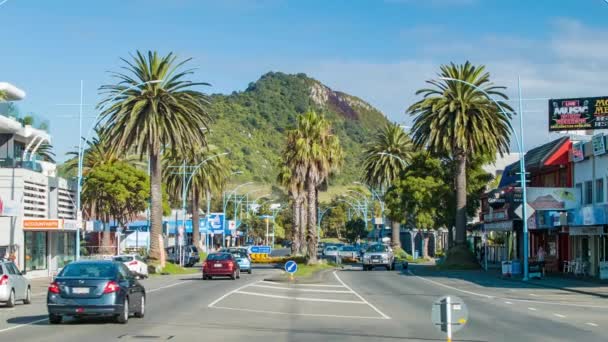 Tauranga Mount Maunganui Road Horským Pozadím Během Slunečného Dne Automobily — Stock video