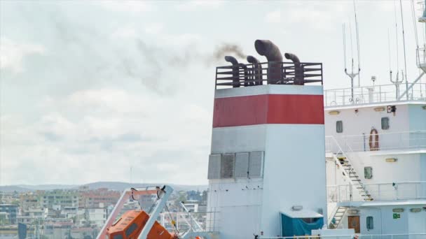 Cheminée Échappement Navire Avec Fumée Diesel Noire Sale Gros Plan — Video