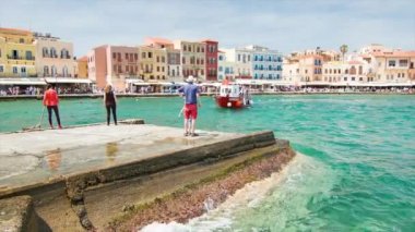 Chania Girit Yunanistan Cam Alt Tekne Akdeniz Suyu ve Renkli Yunan Sahil Binaları Canlı Renkler arasında Turistler ile Liman İskelesi Dönüyor