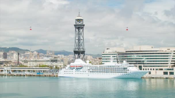 Antecedentes Ciudad Barcelona España Con Silversea Silver Cloud Cruise Ship — Vídeo de stock