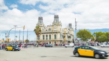 Port de Barcelona Ispanya La Rambla güney ucunda şehir sokak trafiği ile bina