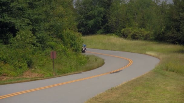 Dos Motocicletas Vehículo Viajando Blue Ridge Parkway Cerca Asheville Carolina — Vídeos de Stock