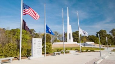 Onur ve bayrakları ile tüm Gaziler anısına Cary Raleigh NC içinde Veterans Freedom Park