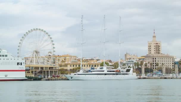 Molaga Španělsko Marina Scéna Luxusní Jachtou Velkým Ferrissem Historických Městských — Stock video