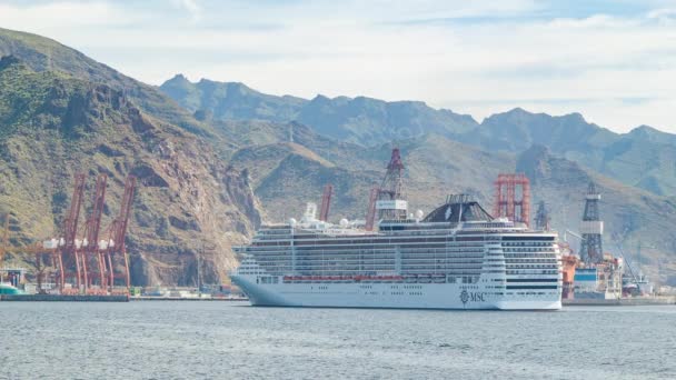 Msc Splendida 游轮抵达特内里费加那利群岛港口 以山地背景接近港口 — 图库视频影像