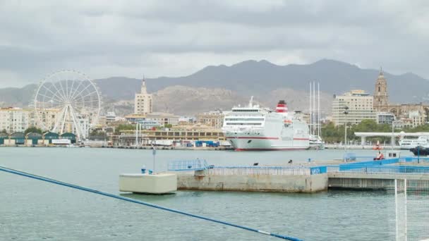 Puerto Malaga Spanien Scen Med Dockad Färja Med Pariserhjulet Och — Stockvideo