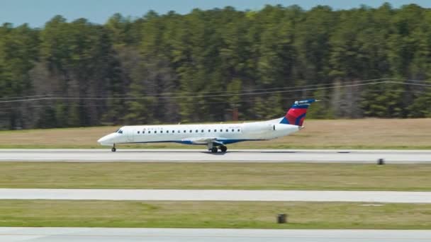 Delta Connection Embraer 145 Regional Jet Airliner Raleigh Durham International — Vídeos de Stock