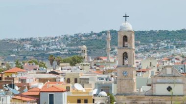 Girit Adası'ndaki Hanya Kasabasındaki Agios Nikolaos Kilisesi, Yunanistan'da Güneşli Bir Günde Şehir Binaları ve Evlerle Çevrili