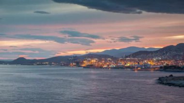Atina Yunanistan Sanayi Kargo Port Sunset Timelapse pire kıyı tersaneleri üzerinde gökyüzünde hareketli bulutlar ile