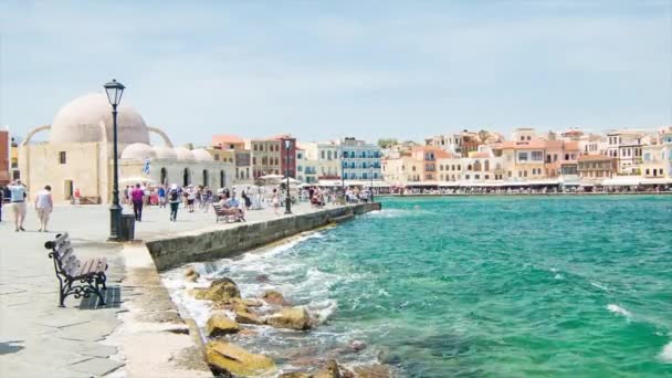 哈尼亚克里特岛风景历史希腊海滨与游客观光和探索旧城海港在夏天的阳光明媚的日子 — 图库视频影像