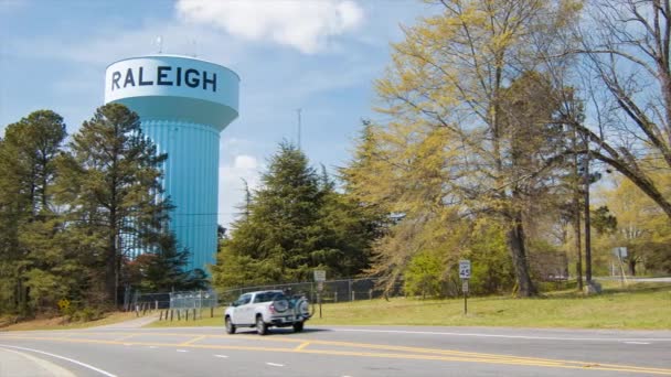 Raleigh North Carolina Wasserturm Mit Vorbeifahrenden Autos Straßenverkehr Während Der — Stockvideo