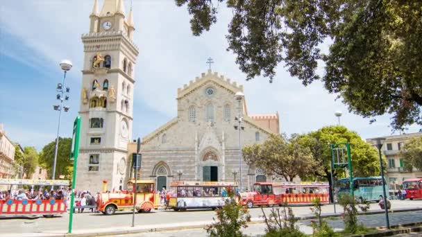 大教堂大教堂和塔在梅西纳西西里岛意大利与旅游观光火车车辆在广场 — 图库视频影像
