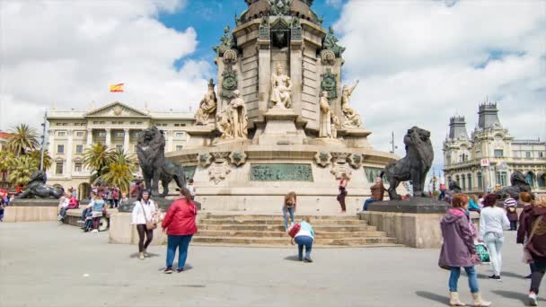 夏の間に晴れた日にクリストファーコロンブス記念碑のベースでバルセロナスペインのミラドール コロムで写真を撮る観光客 — ストック動画