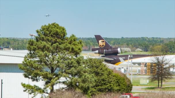 ローリー ダーラム国際空港Rduで着陸旅客機を搭載した航空貨物機 — ストック動画