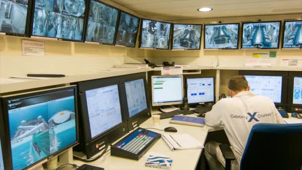 クルーズ船のエンジン制御室のインテリアは 海にいる間に技術システムを監視する有名人クルーズエンジニアと — ストック動画