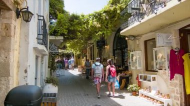 Turistler Alışveriş Girit Adası Yunanistan Mağazalar ve Restoranlar ile Tarihi Arnavut Kaldırımı Sokaklarda Yürüyüş