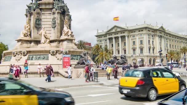 巴塞罗那 西班牙城市交通和人在米拉多德科洛姆与参观游客在纪念碑基地和戈比耶诺米利塔尔大厦 — 图库视频影像