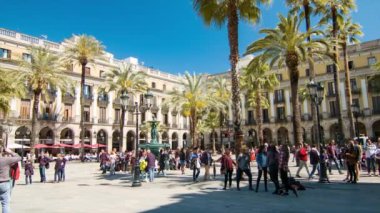 Plaça Reial Square Barcelona Ispanya ziyaret turistler ile La Rambla yanında