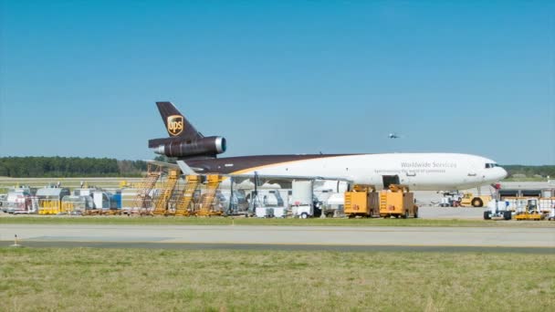 Ups 11F Air Cargo Freighter Plane Estacionado Aeroporto Internacional Raleigh — Vídeo de Stock