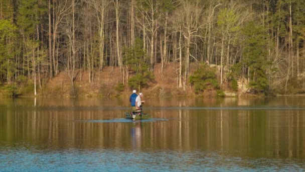 Mannen Vissen Een Boot Lake Johnson Close Raleigh North Carolina — Stockvideo