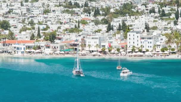 土耳其博德鲁姆的海滨餐厅和商店 在炎热和阳光明媚的日子里与蓝色爱琴海海水湾接壤的白色度假村建筑 — 图库视频影像
