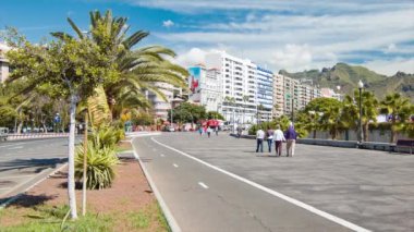 Şehir binaları ve palmiye ağaçları canlı Waterfront sahne boyunca yürüyüş ınsanlarla Tenerife Kanarya Adaları Maritima Caddesi