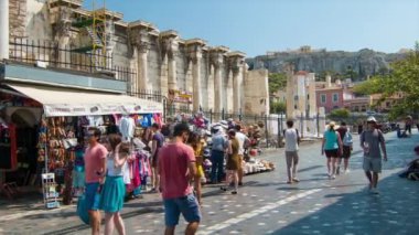 Atina Yunanistan Sokak Pazarı Hadrian Kütüphanesi'nde Gezi Turistler hediyelik eşya Alışveriş Arka Planda İkonik Akropolis ile Antik Yunan Kenti