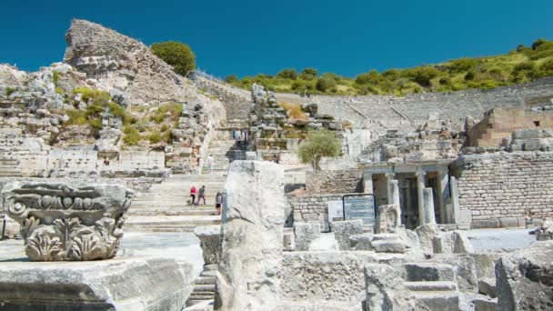 塞尔丘克土耳其埃弗索斯大剧院入口在山脚下与游客探索古罗马体育场在炎热和阳光明媚的天气 — 图库视频影像