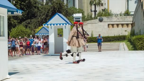 アテネギリシャは 古代都市の伝統的な儀式を観光する人々とギリシャ国会議事堂の前で警備員クローズアップショットを変更 — ストック動画