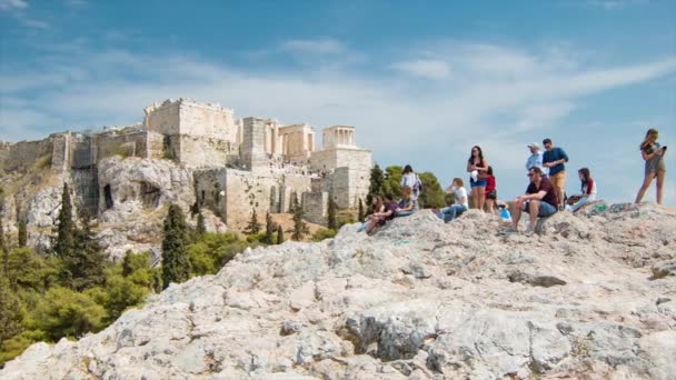 Jóvenes Viajeros Con Vistas Acrópolis Desde Areopagus Hill Visitando Los — Vídeos de Stock