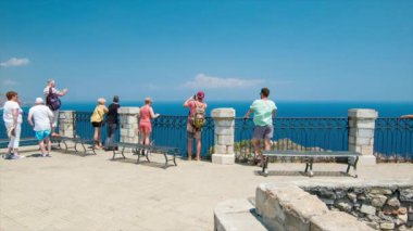 Taormina Sicilya Turistler Yaz güneşli bir gün boyunca Isola Bella ve Mavi Su Akdeniz karşı Plajlar doğru Dağdan İtalyan Hedef Bakan