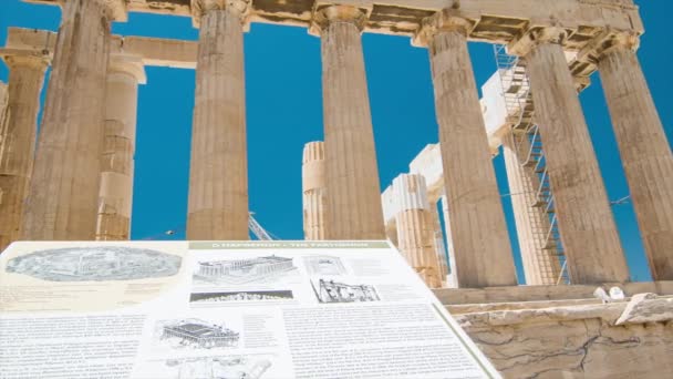 希腊雅典帕台农神庙在古希腊卫城山顶 世纪圣殿纪念碑上设有信息标志 — 图库视频影像