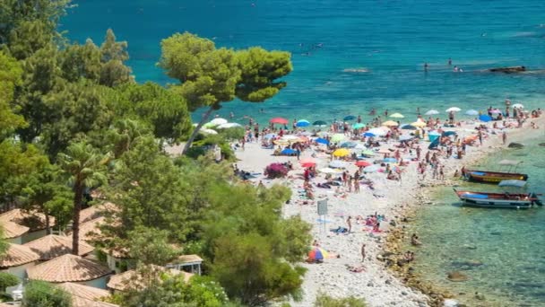 Taormina Sisilia Adegan Vibrant Menghadap Pantai Isola Bella Dengan Wisatawan — Stok Video