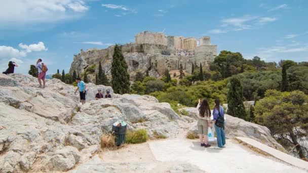 雅典雅典雅典卫城从阿罗帕古斯山与观光游客参观热门历史遗址的景观 — 图库视频影像
