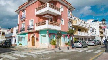Güney İspanyol Tatil Hedef Şehir Güneşli Bir Günde Renkli Bina Dış Mimarisi ile Manzara Sabinillas İspanya Street Scene