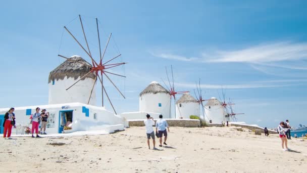 希腊米科诺的风车与观光游客参观夏季地中海旅游季节的热门历史地标 — 图库视频影像
