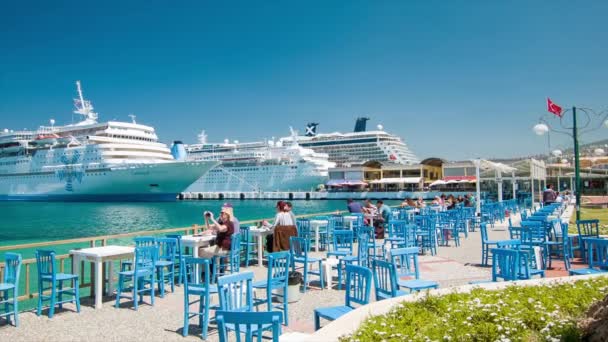 Kusadasi Turkey Turister Nyter Scenic Cruise Port Med Lokale Tyrkiske – stockvideo